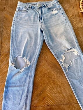 American Eagle Outfitters Light Wash Distressed Boyfriend Jeans 8 Relaxed Fit